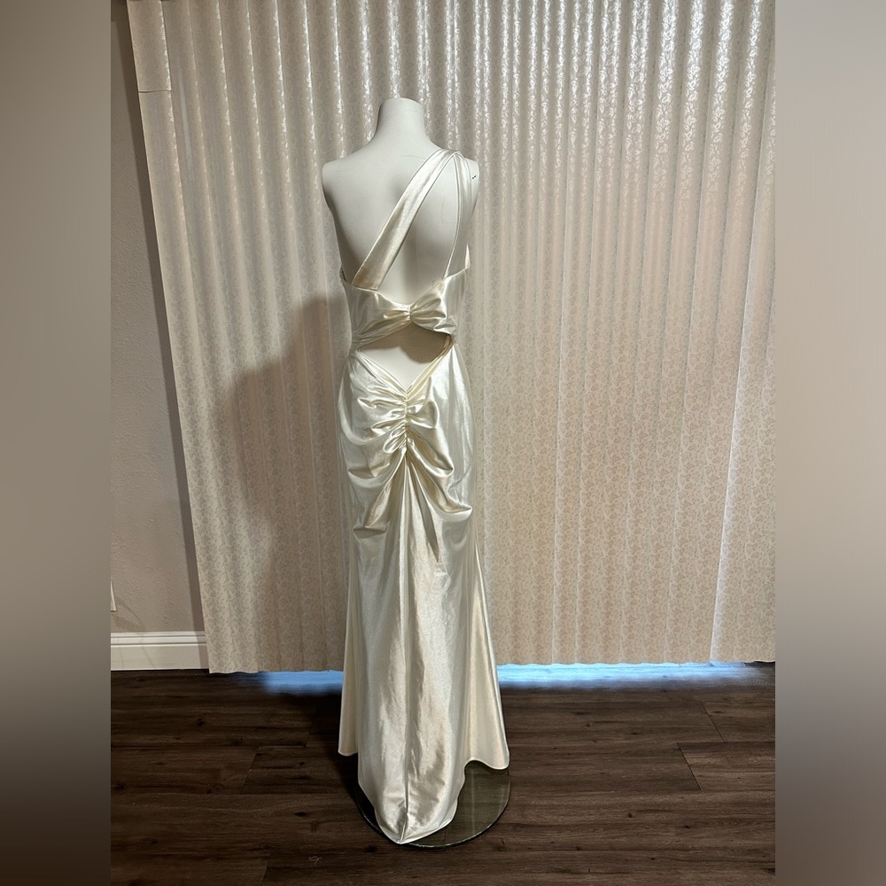 one-shoulder ruched back sheath wedding dress - Picture 6 of 7